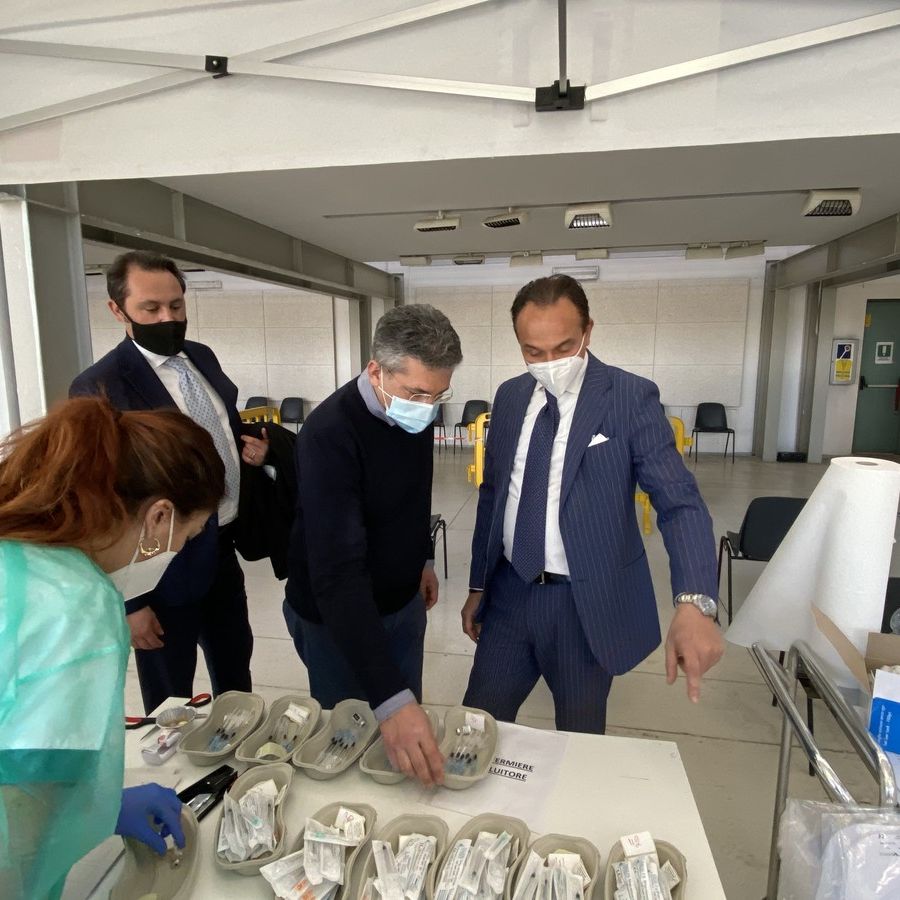 Cirio in visita al centro vaccinale di Grugliasco: “State facendo un ottimo lavoro”