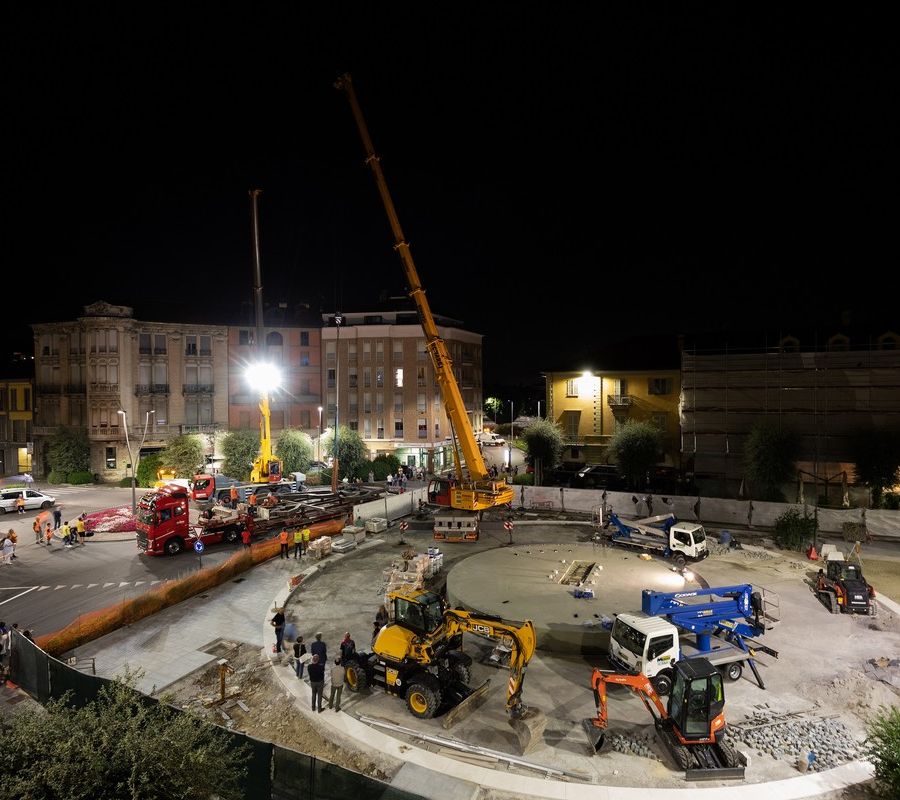 Alba: l’opera dono della famiglia Ferrero  installata sulla nuova fontana in piazza Michele Ferrero