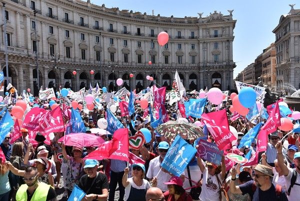“Scegliamo la Vita”: a Roma in 30mila manifestano per la natalità. Papa Francesco: “Nessun compromesso sulla vita umana”