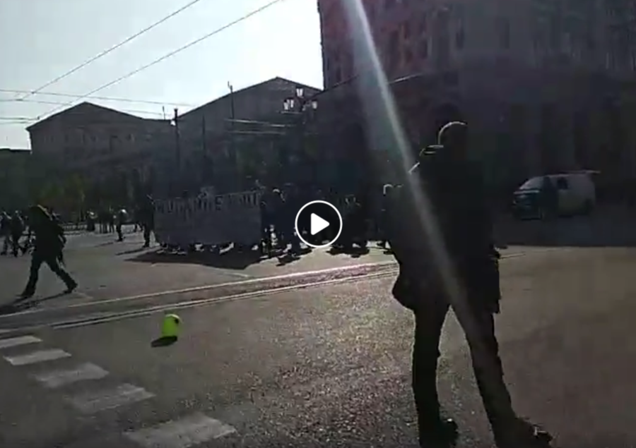 Corteo anarchico a Torino. Slogan: “blocchiamo la città”