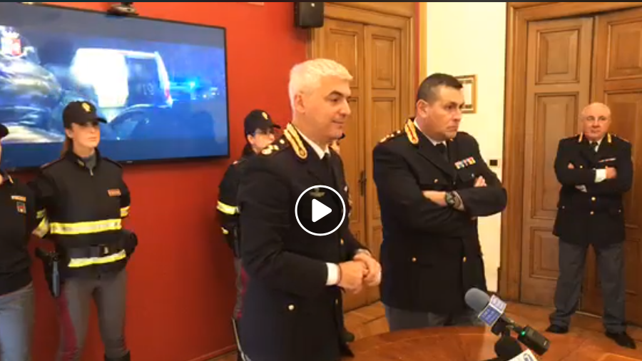 36 stranieri irregolari stipati in un furgone