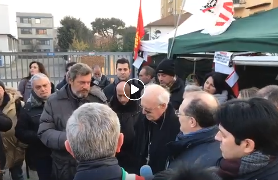 Monsignor Nosiglia incontra i lavoratori Martor di Brandizzo in presidio permanente per difendere il posto di lavoro