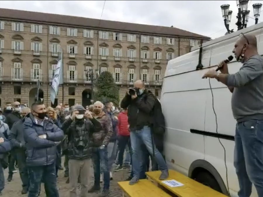 Lockdown Torino, manifestazione degli ambulanti in piazza Castello