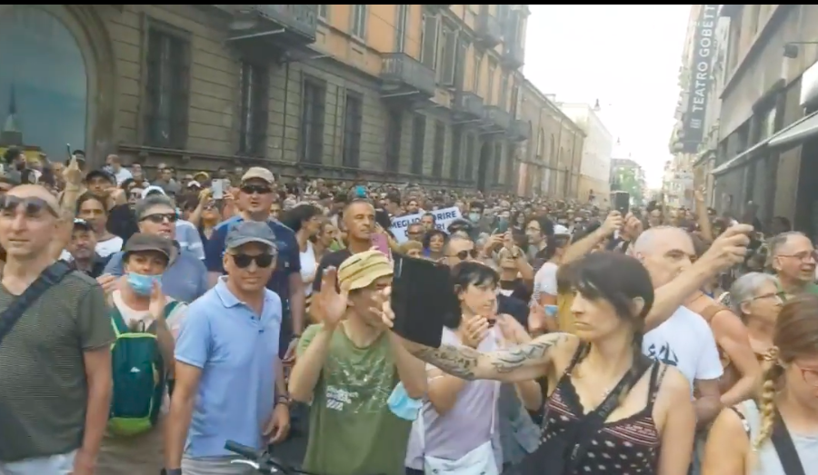 Torino, in migliaia sfilano per le vie del centro contro il Green Pass