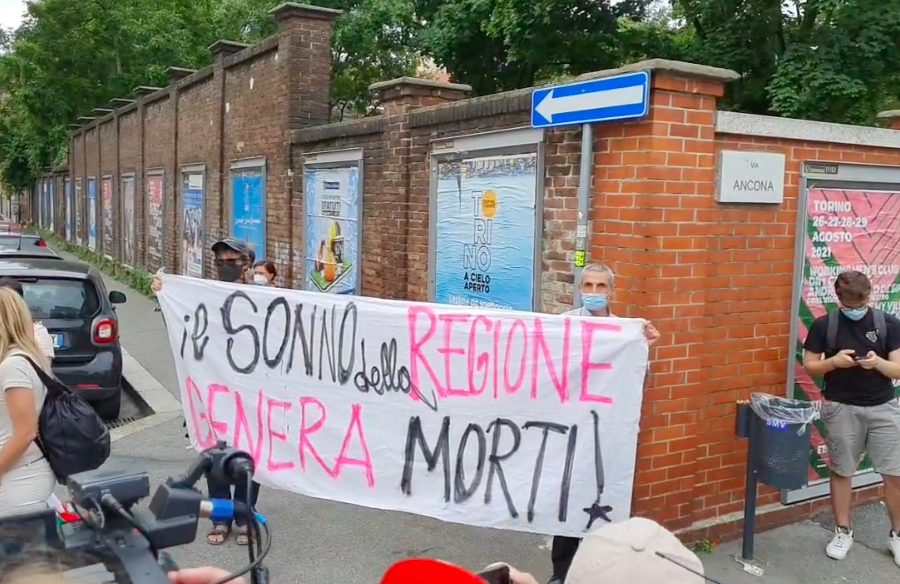Il generale Figliuolo contestato a Torino da un gruppo di free vax