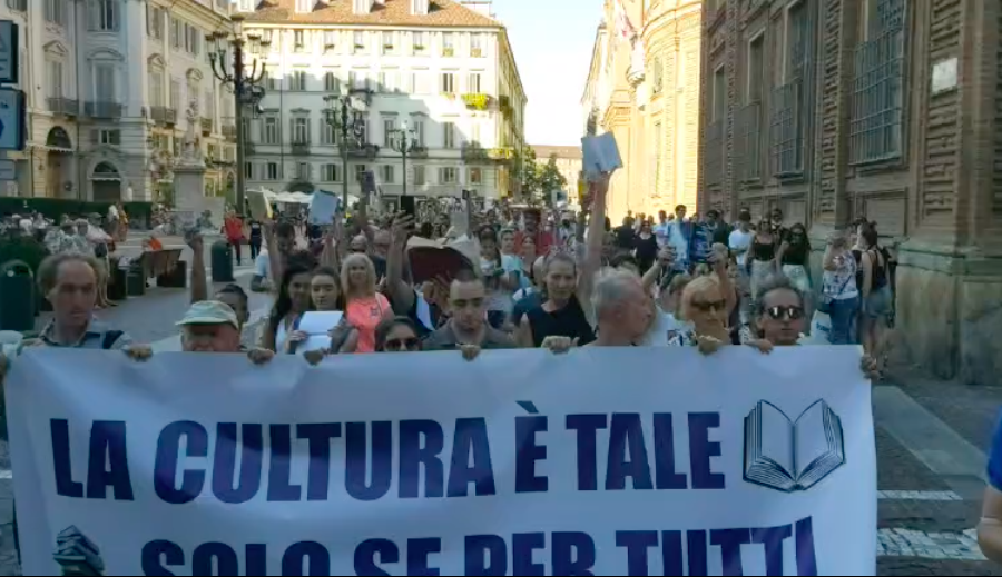 Torino, manifestazione per il diritto alla cultura contro il green pass