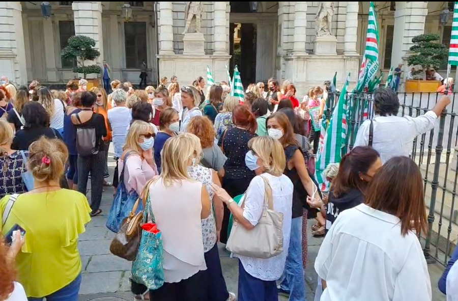 #spremuta di maestre: protesta delle maestre e degli educatori del Comune di Torino per difendere la qualità dei servizi educativi degli asili nido e delle scuole dell’infanzia comunali