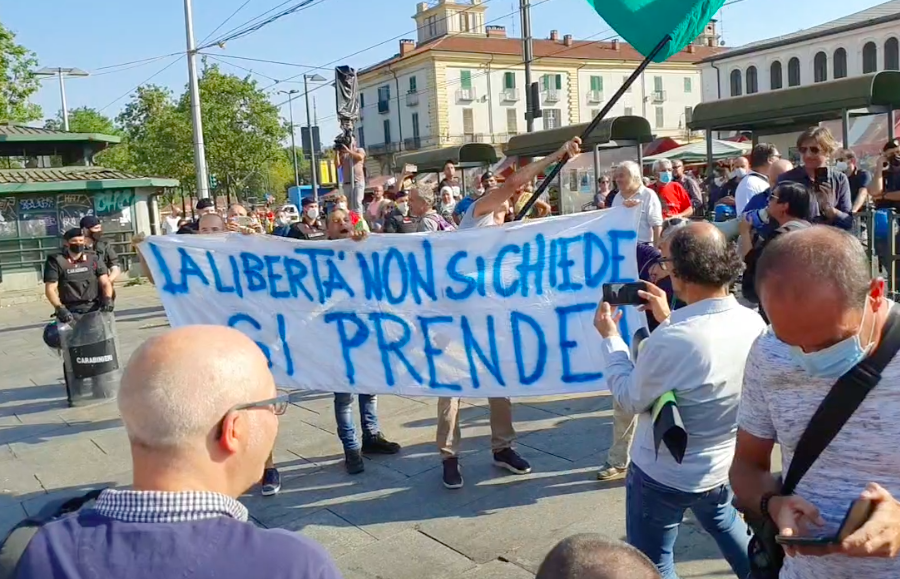 Contestazione del movimento no green pass a Porta Palazzo