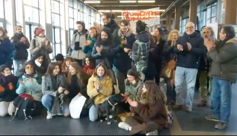 Protesta degli studenti torinesi No Green Pass, si è spostata a Palazzo Nuovo[video]