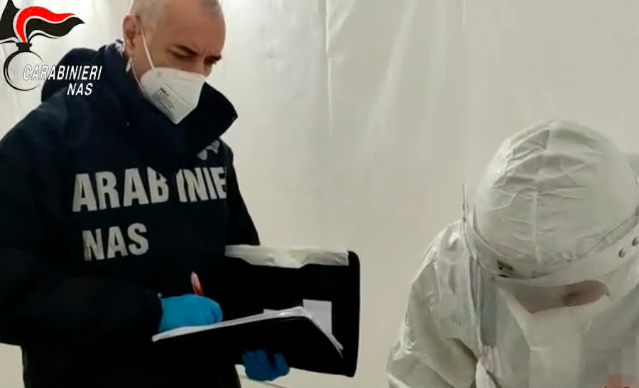 Positivi dopo il tampone ma non era vero: i Nas chiudono 21 punti prelievo per tamponi rapidi