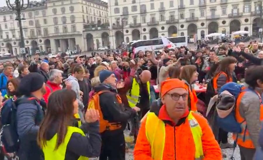 La marcia delle libertà arriva in piazza Vittorio a Torino durante l'aperitivo sociale no green pass