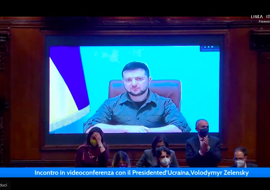Il presidente ucraino Zelensky in videoconferenza al Parlamento italiano “emozionale”: bambini, famiglia, pace. Draghi: siamo pronti a fare di più