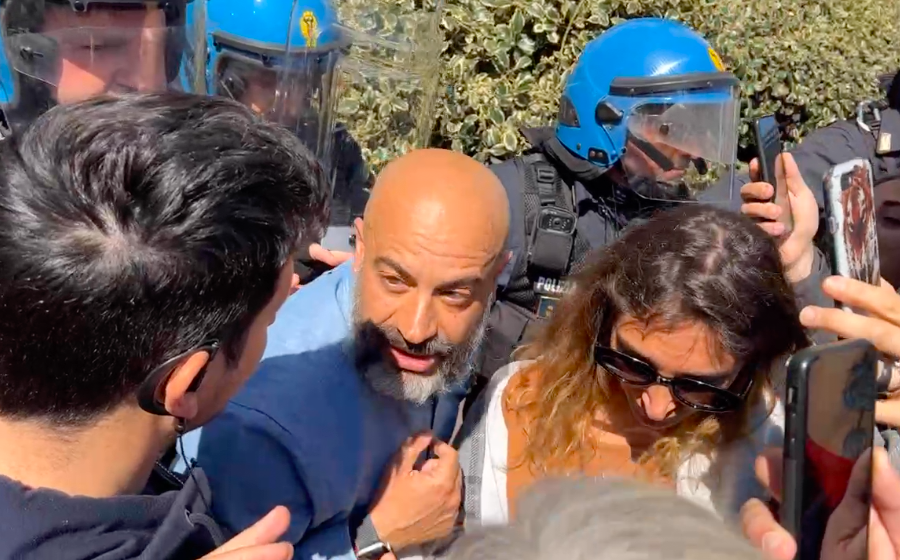 Paragone e Costanzo contestano Draghi a Torino, fermati dalle forze dell'ordine