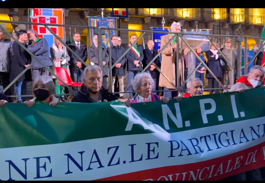 25 Aprile Festa della Liberazione:  a Torino fiaccolata con corteo