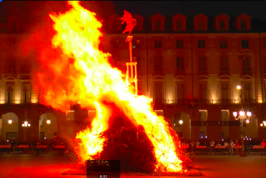 San Giovanni 2022, il tradizionale Farò in piazza Castello a Torino