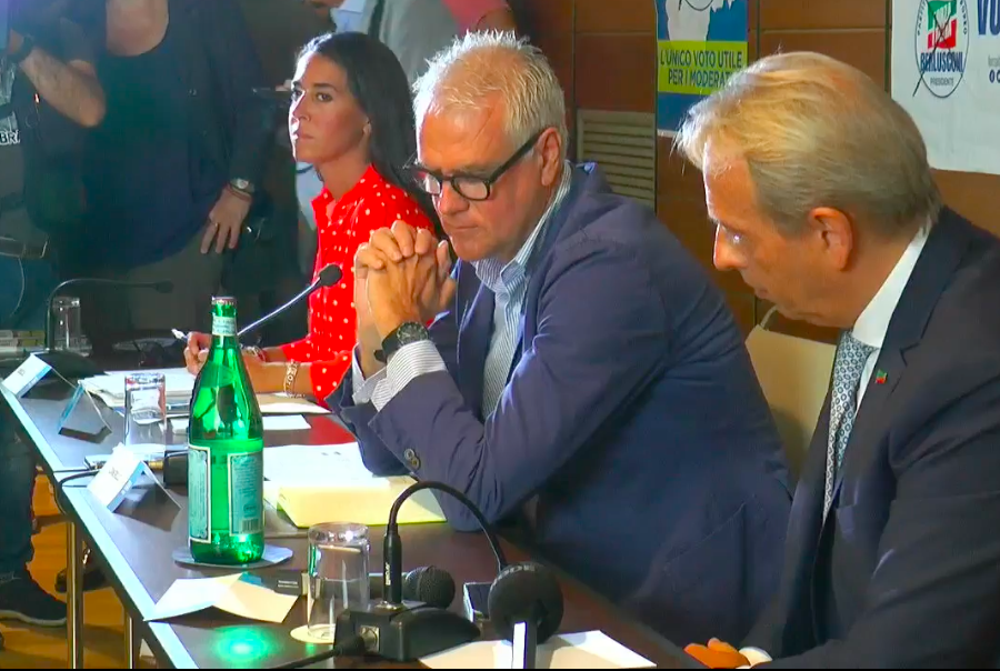 Berlusconi: le famiglie non devono dover scegliere tra pagare le bollette o fare la spesa [video]