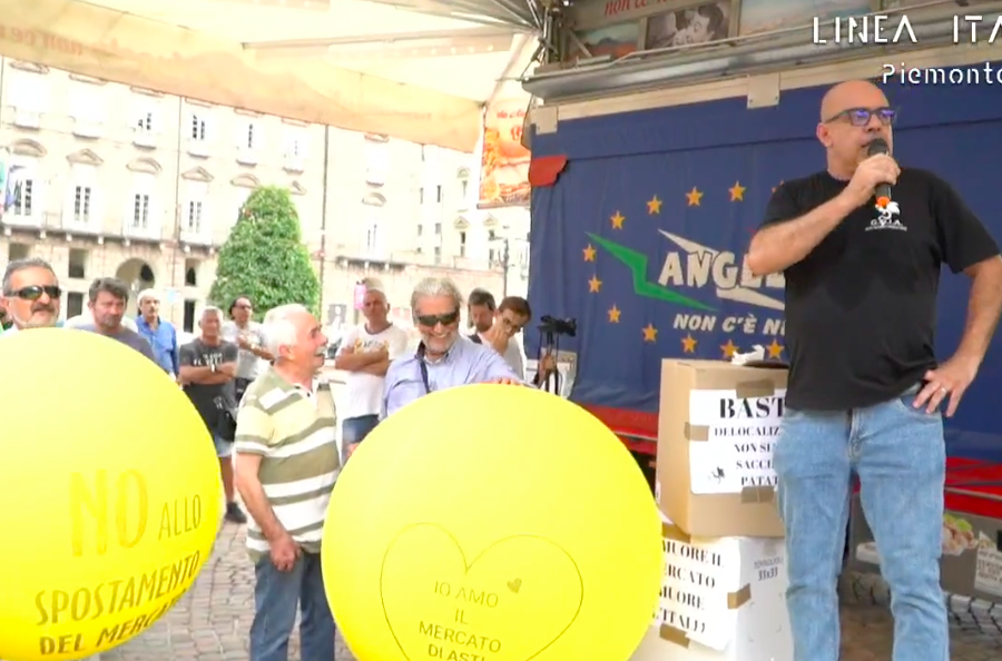 Ambulanti di Goia e Ubat in piazza a Torino: &quot;Chiediamo solo di poter lavorare&quot;