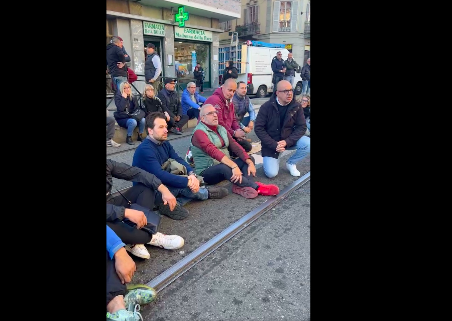 Torino, gli ambulanti manifestano in piazza Foroni per la sicurezza: &quot;Serve l'esercito&quot; [video]