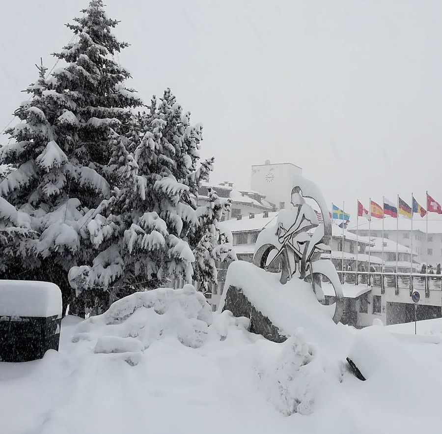 Sestriere si sveglia sotto una fitta nevicata