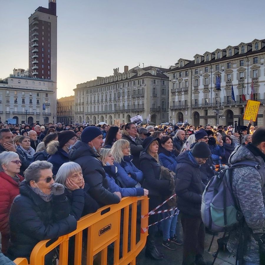 Nuovo sabato di protesta a Torino per il movimento no green pass, in piazza Castello alcune migliaia