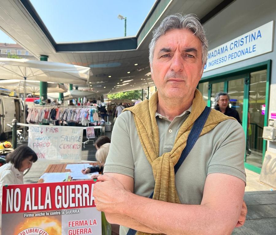 Raccolta firme contro l'invio di armi [video]