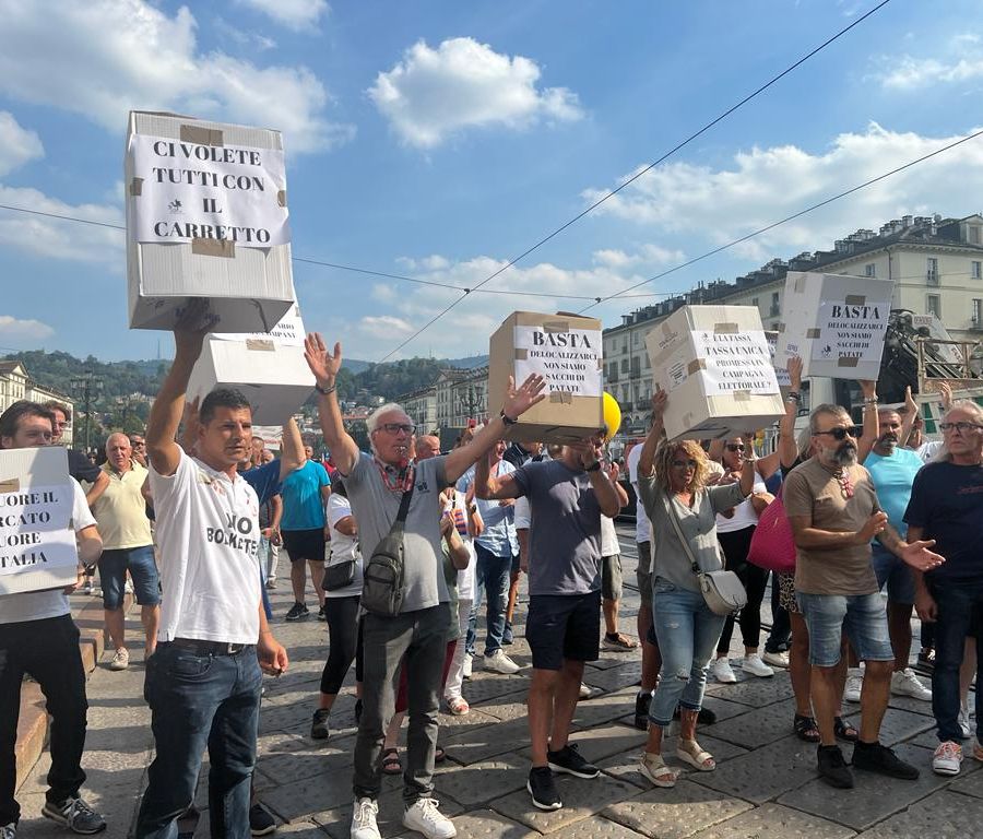 Protestano a Torino gli ambulanti del Goia: &quot;Ci volete tutti col carretto&quot; [video]