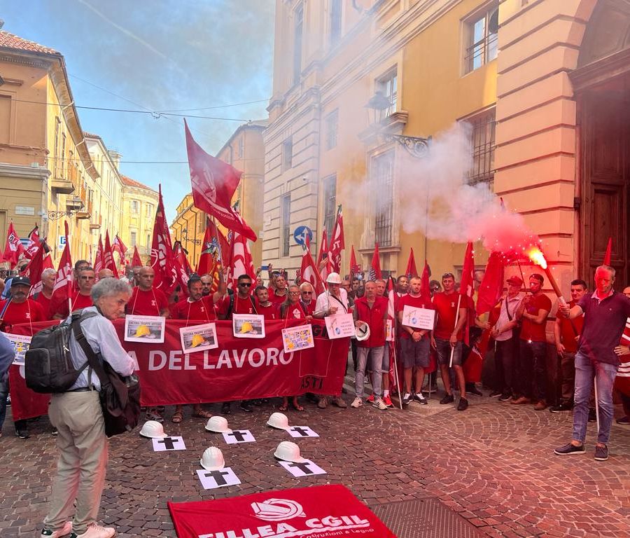 #nonabbiamopiùparole: corteo silenzioso a Vercelli per i lavoratori morti nella strage di Brandizzo