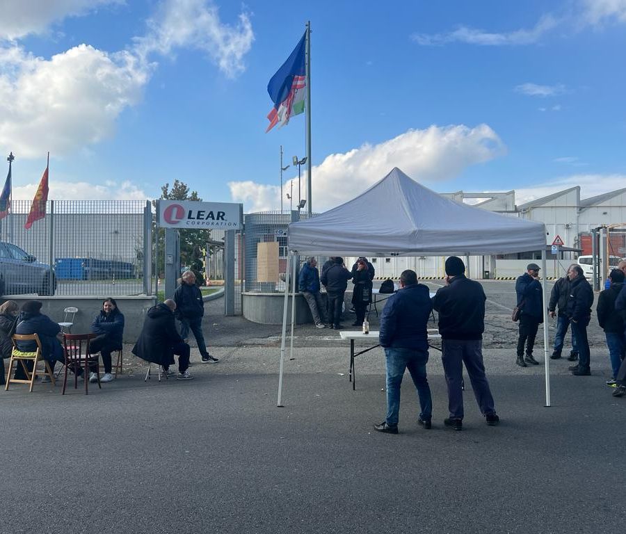 Lear di Grugliasco: sciopero e assemblea permanente per avere un futuro [video]