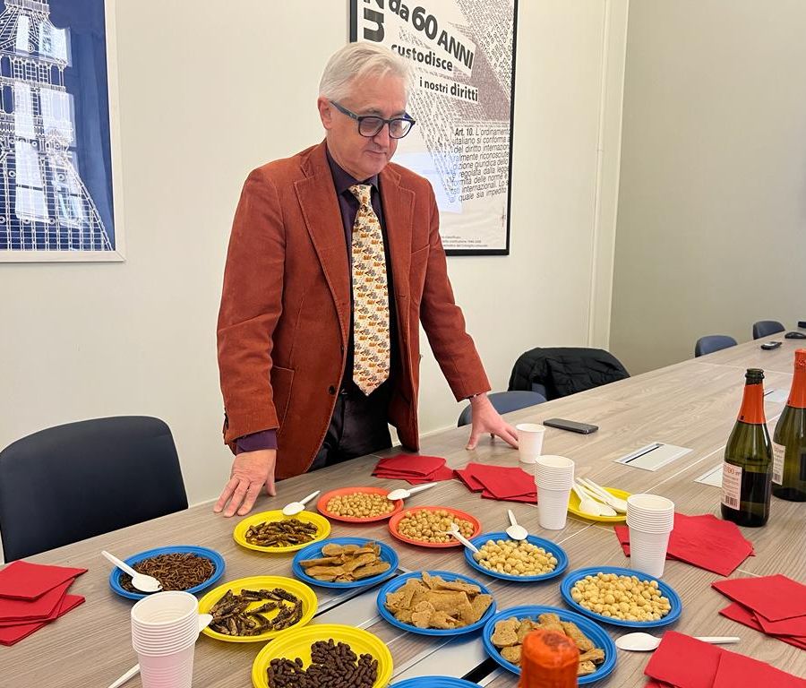 Grilli a colazione (e a pranzo), il consigliere Viale: &quot;Mangio insetti per difendere la libertà&quot; [video]
