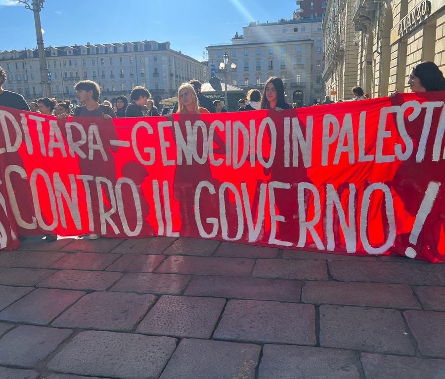 Sciopero generale, corteo studenti al grido “Free Palestine” [video]