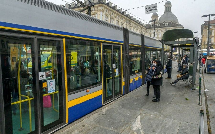 Torino, controlli sui mezzi pubblici per green pass e mascherina: uomo denunciato per resistenza e lesioni