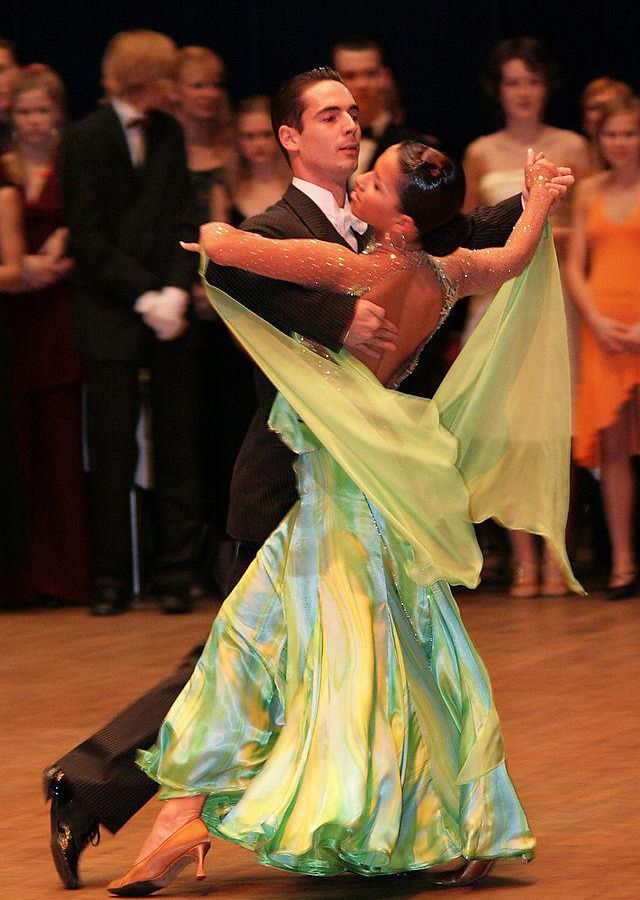 Il ballo da sala – scandito sui ritmi del valzer lento, del tango e del foxtrot - deriva dal Ballroom di stile internazionale, ma è ormai profondamente radicato nella tradizione del nostro Paese.
