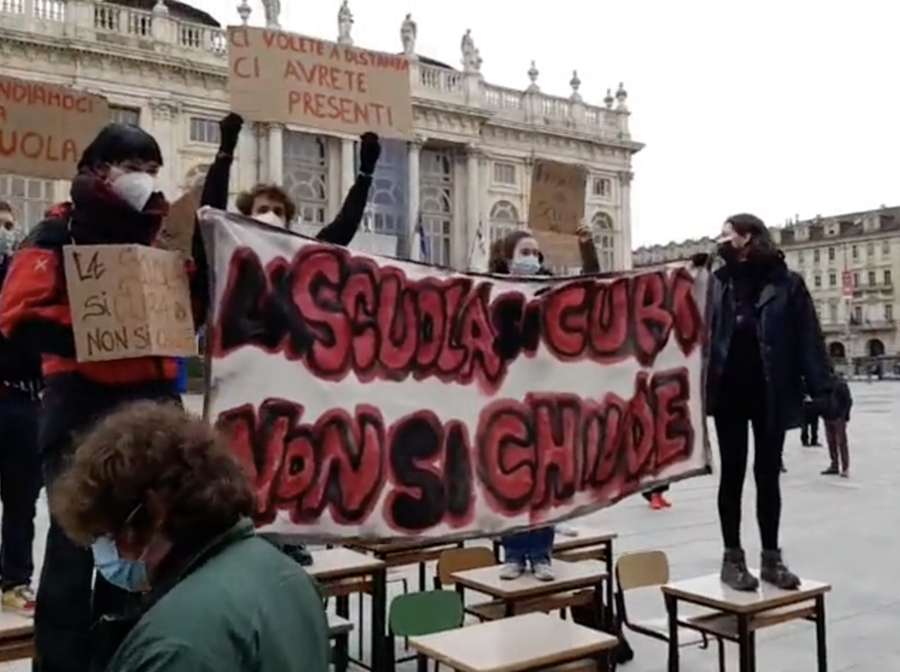 Torino, piazza Castello: protesta degli studenti contro la didattica a distanza