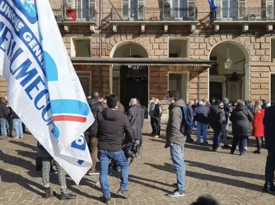Lavoratori ex Embraco di nuovo in piazza