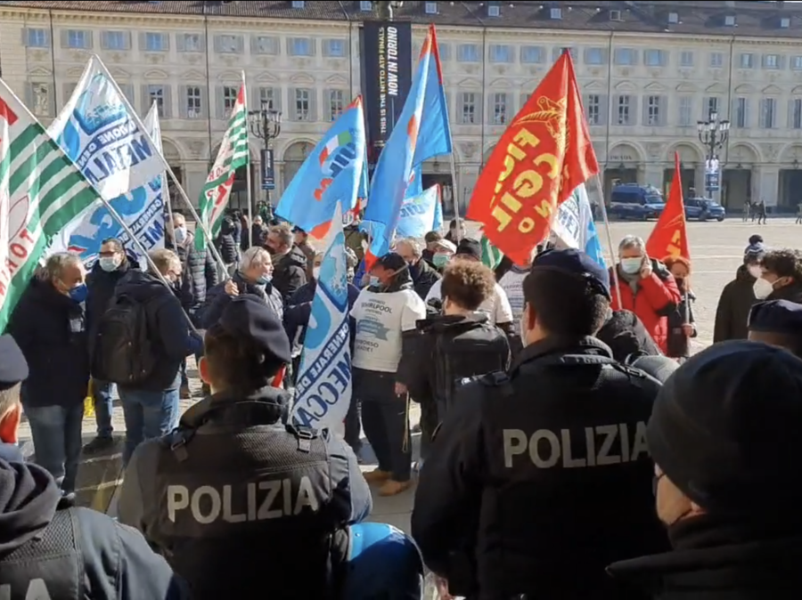I lavoratori ex Embraco  in piazza San Carlo sotto gli uffici di Intesa Sanpaolo