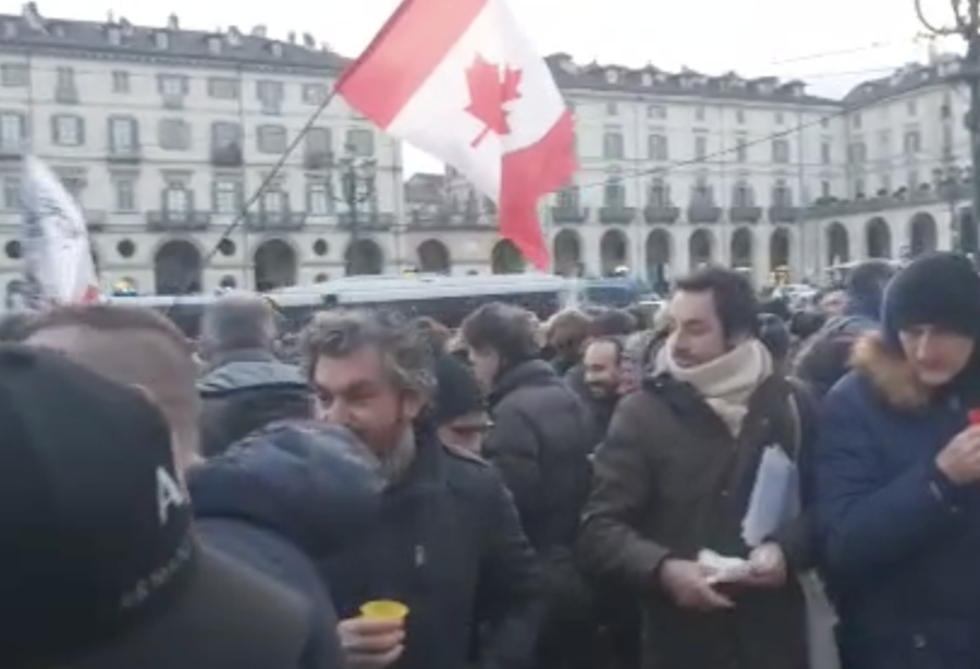 Torino, piazza Vittorio, manifestazione no green pass