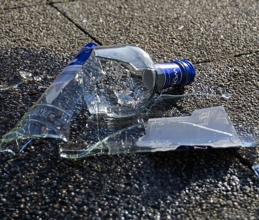 A Torino vietato vendere bevande in contenitori di vetro e metallo dopo le ore 21