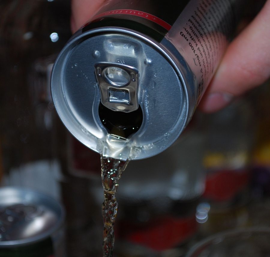 Giovani e giovanissimi dipendenti da energy drink e merendine, le famiglie chiedono aiuto