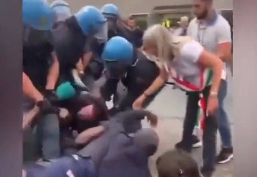 La protesta dei lavoratori di Mondo Convenienza a Settimo Torinese termina con uno sgombero forzato