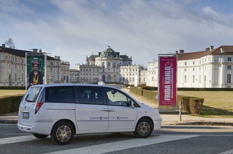 I tassisti promuovono la mostra sulla Khalo in calendario a Stupinigi