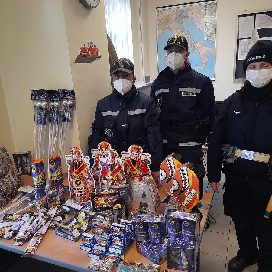 Sequestrati fuochi pirotecnici a Porta Palazzo, erano venduti abusivamente