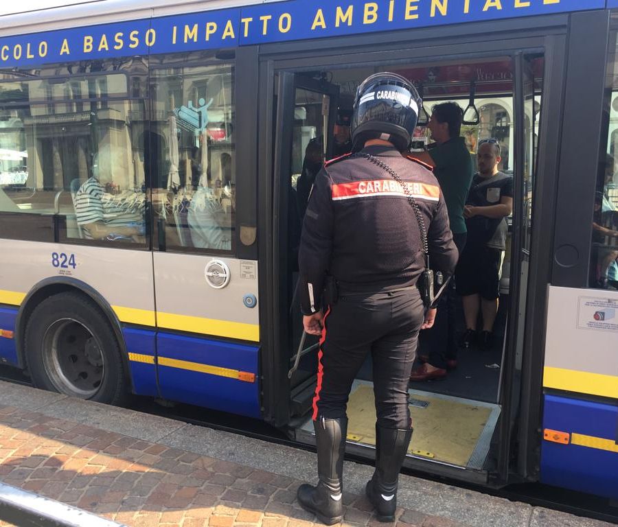 Rapina con coltello a una donna che aspetta autobus: arrestati, bottino recuperato