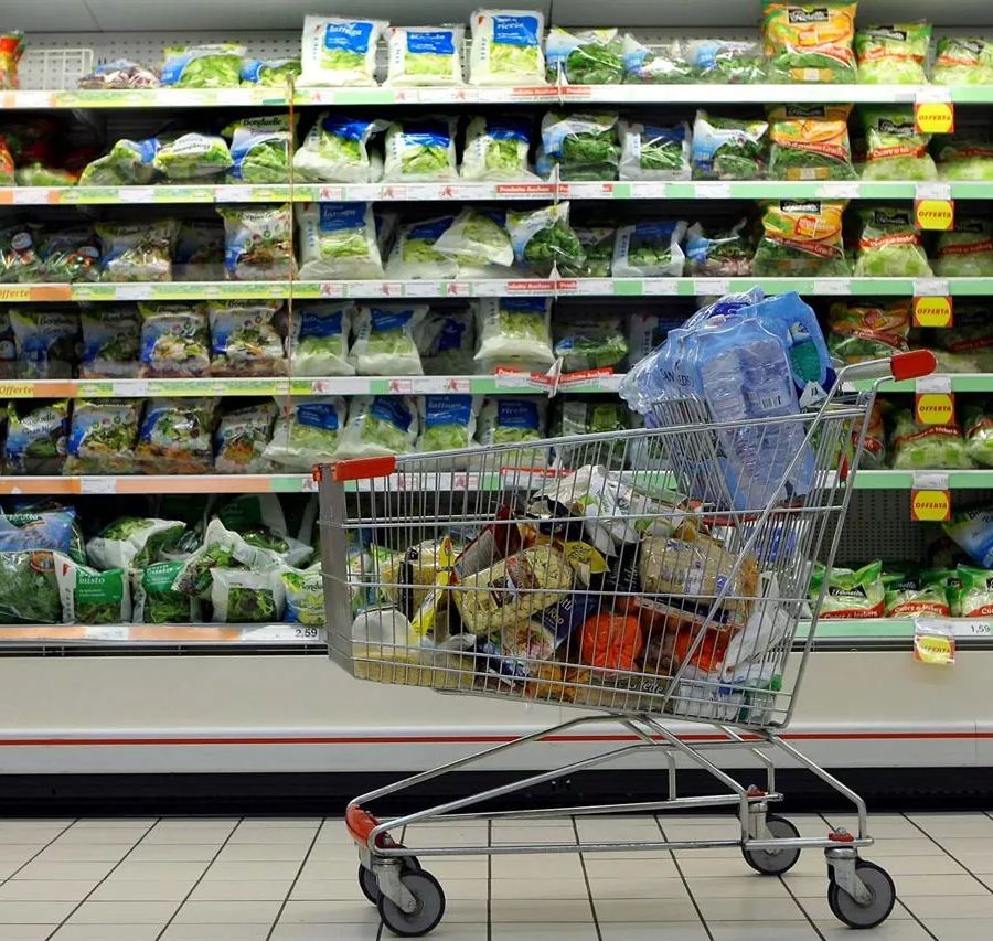 Consumi: il caro prezzi svuota il carrello della spesa, si spende di più per mangiare meno ed è ricerca del low cost
