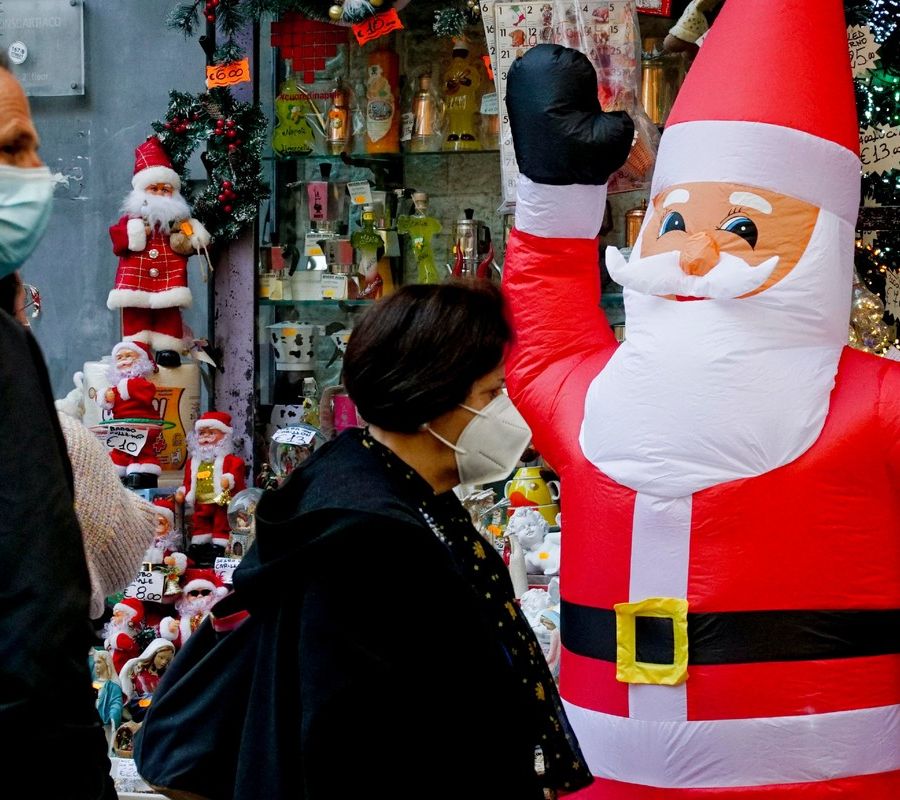 Torino, firmata l'ordinanza: shopping natalizio con mascherina