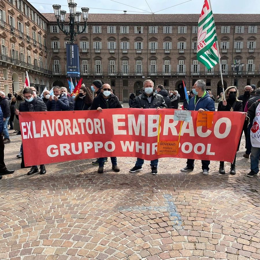 Ex Embraco, 9 giorni per sospendere il licenziamento collettivo, Cirio: “Faremo di tutto per proteggere i lavoratori”. Giorgetti: “Metodo Corneliani”