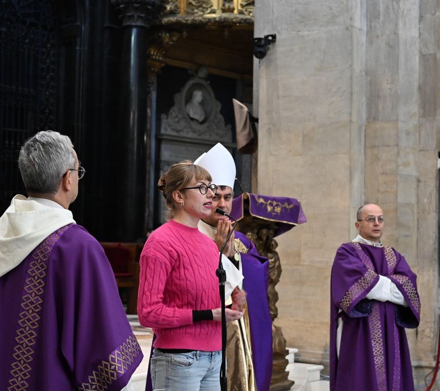 Attivisti di Extinction Rebellion interrompono la messa nel Duomo di Torino per leggere passi dell'enciclica del papa