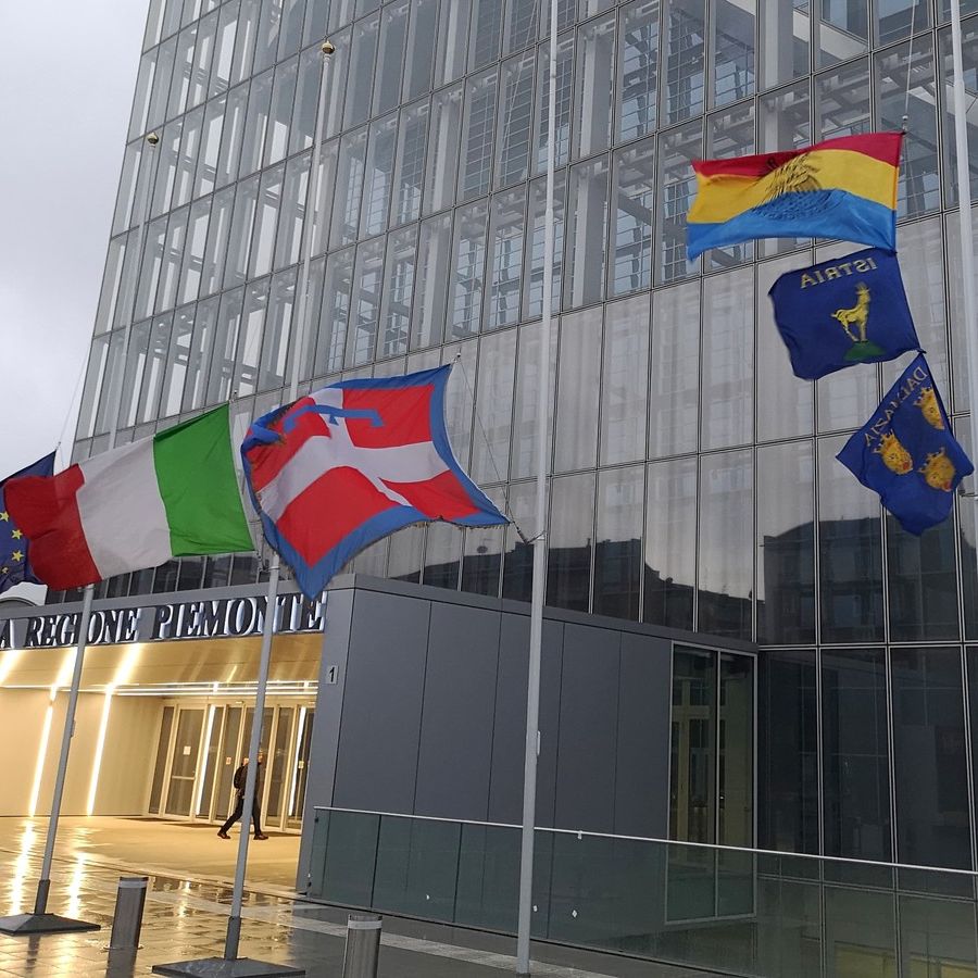 10 febbraio, Foibe: issate al grattacielo della Regione le bandiere simbolo dell'esodo dal confine orientale
