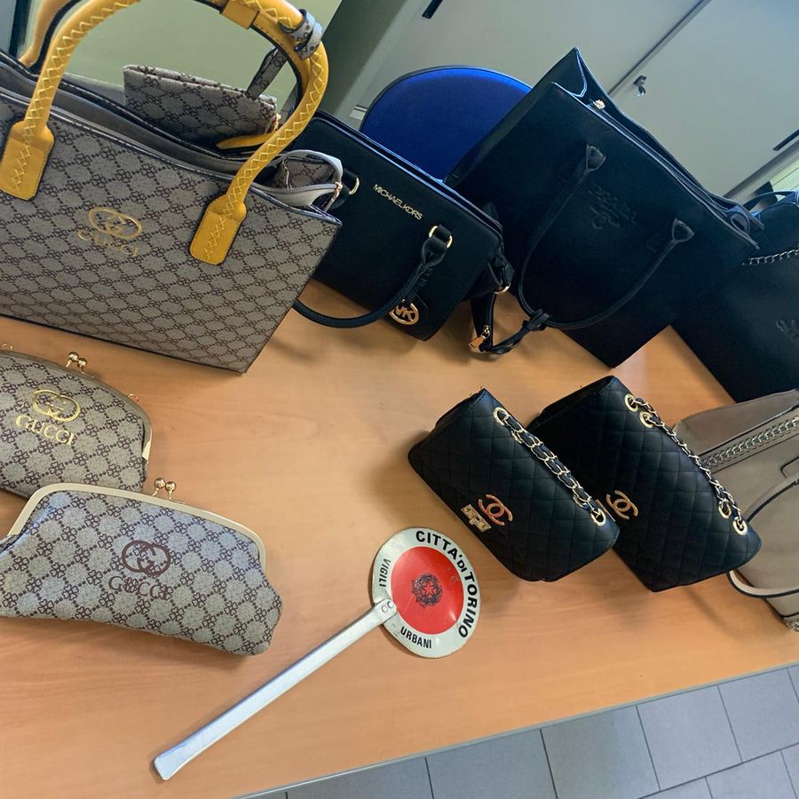 Torino, piazza Foroni: sequestro di abbigliamento e marchi contraffatti