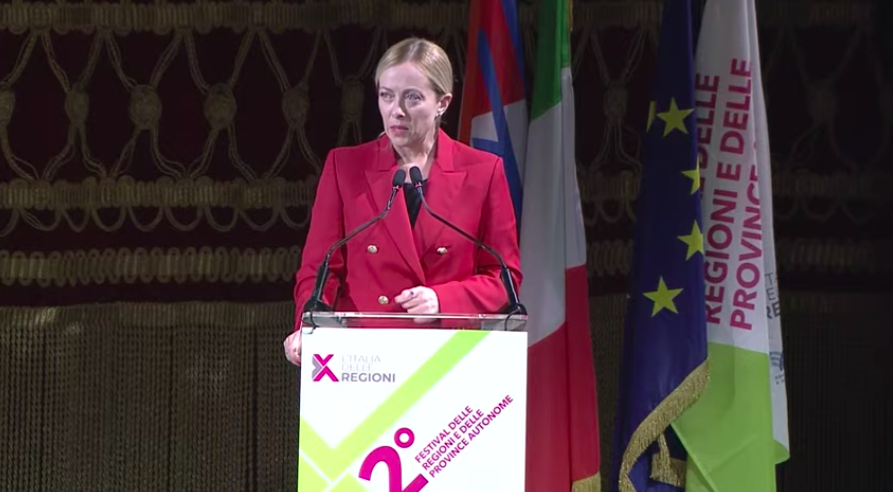 Meloni a Torino per l'Italia delle Regioni: “Siamo lavorando su scelte strategiche, quello che è sempre mancato in questo Paese”. Contestazioni dei centri sociali