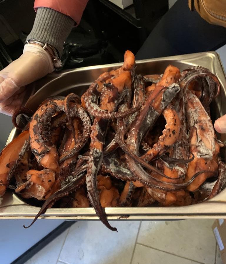 Polizia municipale sequestra 26 kg di carne e pesce mal conservato in un ristorante torinese